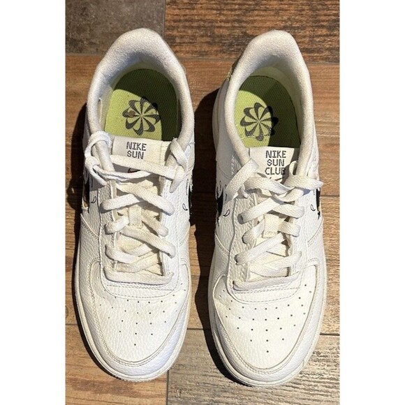 Nike Sun Club Air Force 1 Shoes Size 6.5Y White Shark Swoosh DQ7690-100 - Picture 6 of 9